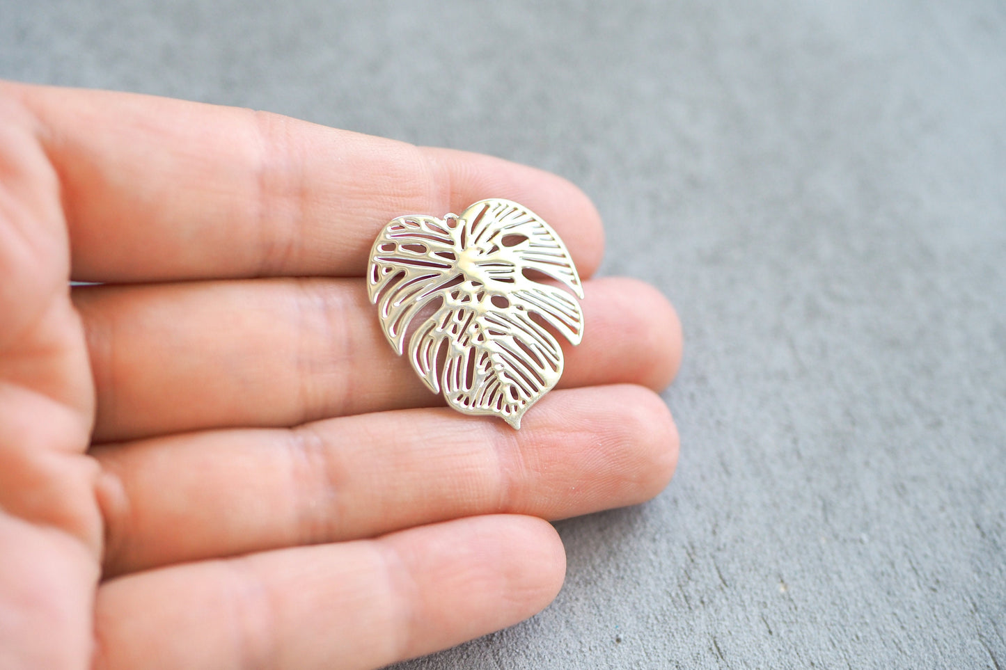 10 Monstera Blatt Anhänger 26mm, Fensterblatt Pflanze, gold oder silber, Schmuckzubehör
