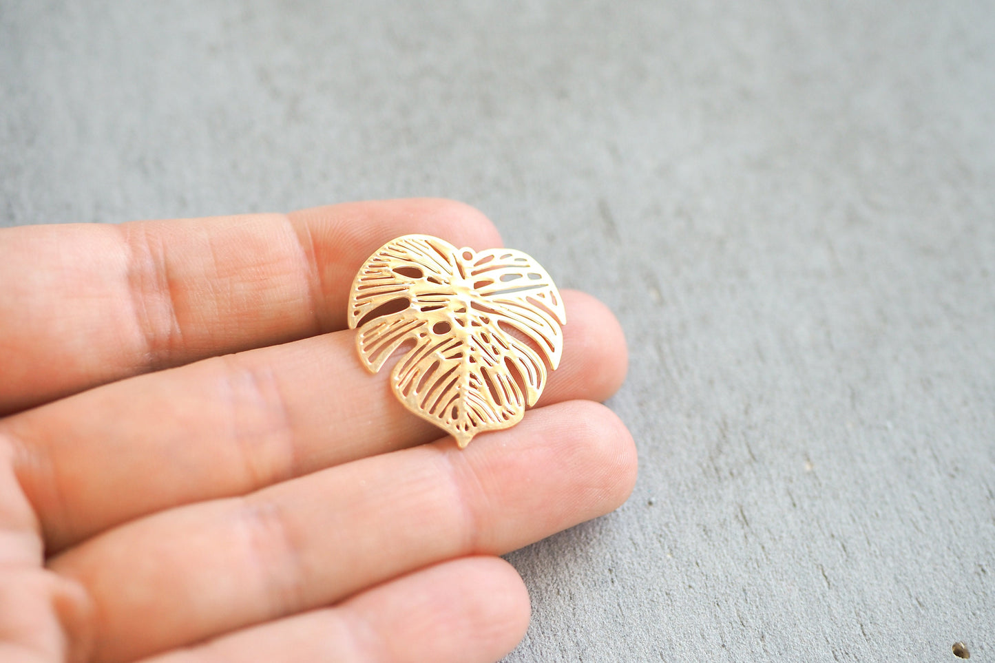 10 Monstera Blatt Anhänger 26mm, Fensterblatt Pflanze, gold oder silber, Schmuckzubehör