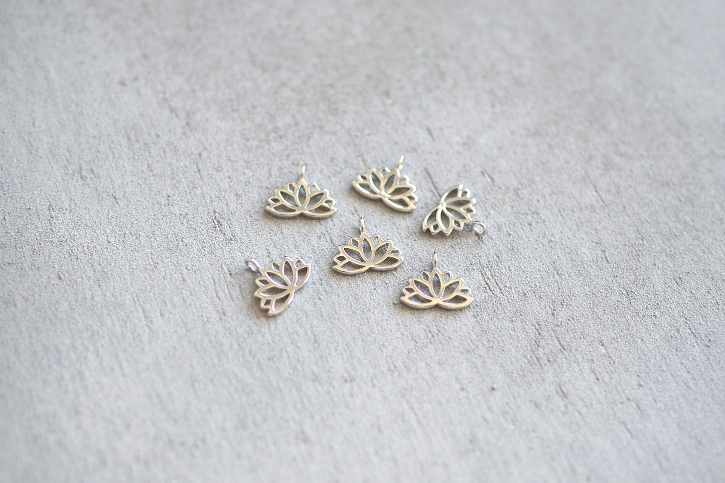 10 Lotus Anhänger 10mm, echt vergoldet o. platiniert, Blume Seerose, Schmuckzubehör