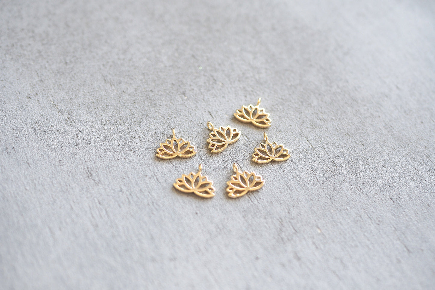 10 Lotus Anhänger 10mm, echt vergoldet o. platiniert, Blume Seerose, Schmuckzubehör