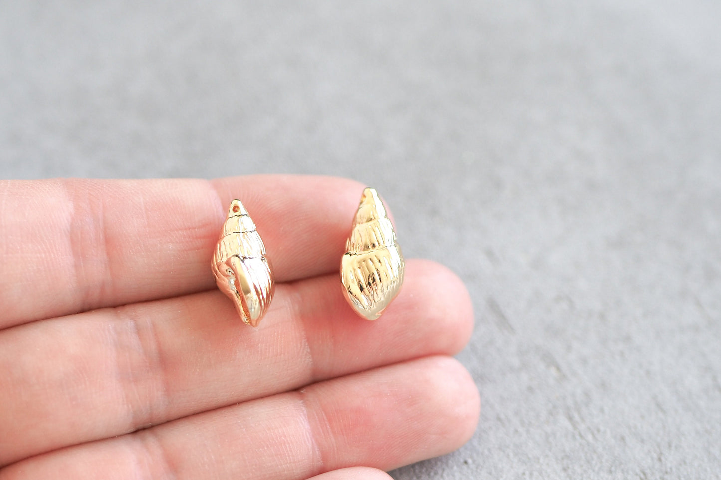10 Muschel Anhänger, 18 Karat echt vergoldet, 16mm x 9mm, Spitzmuschel Meer Sommer See, Schmuckzubehör