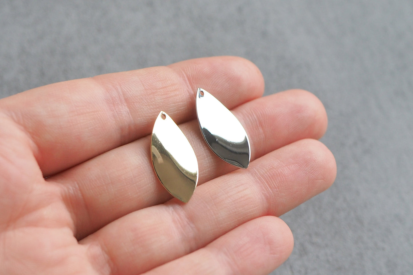 10 gebogene Anhänger, 18 Karat echt vergoldet o. platiniert, spitze Tropfen Horseeye Oval, Schmuckzubehör