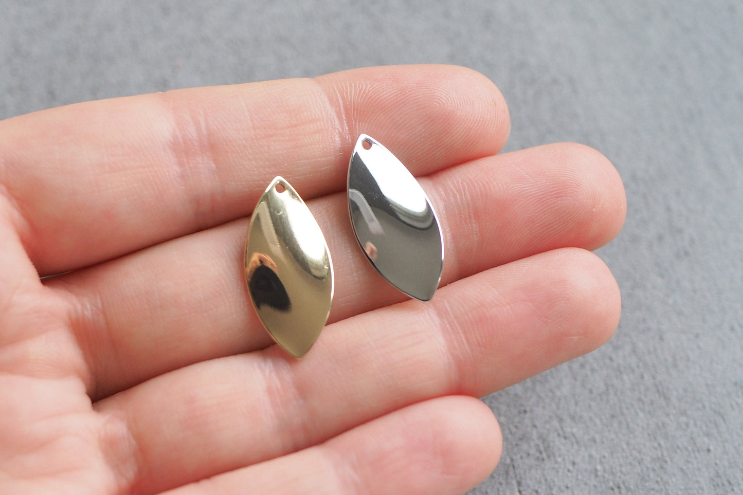 10 gebogene Anhänger, 18 Karat echt vergoldet o. platiniert, spitze Tropfen Horseeye Oval, Schmuckzubehör