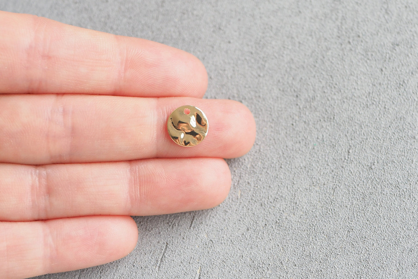 10 kleine gewellte Anhänger 10mm, echt vergoldetes Messing, Plättchen Kreis rund, Schmuckzubehör