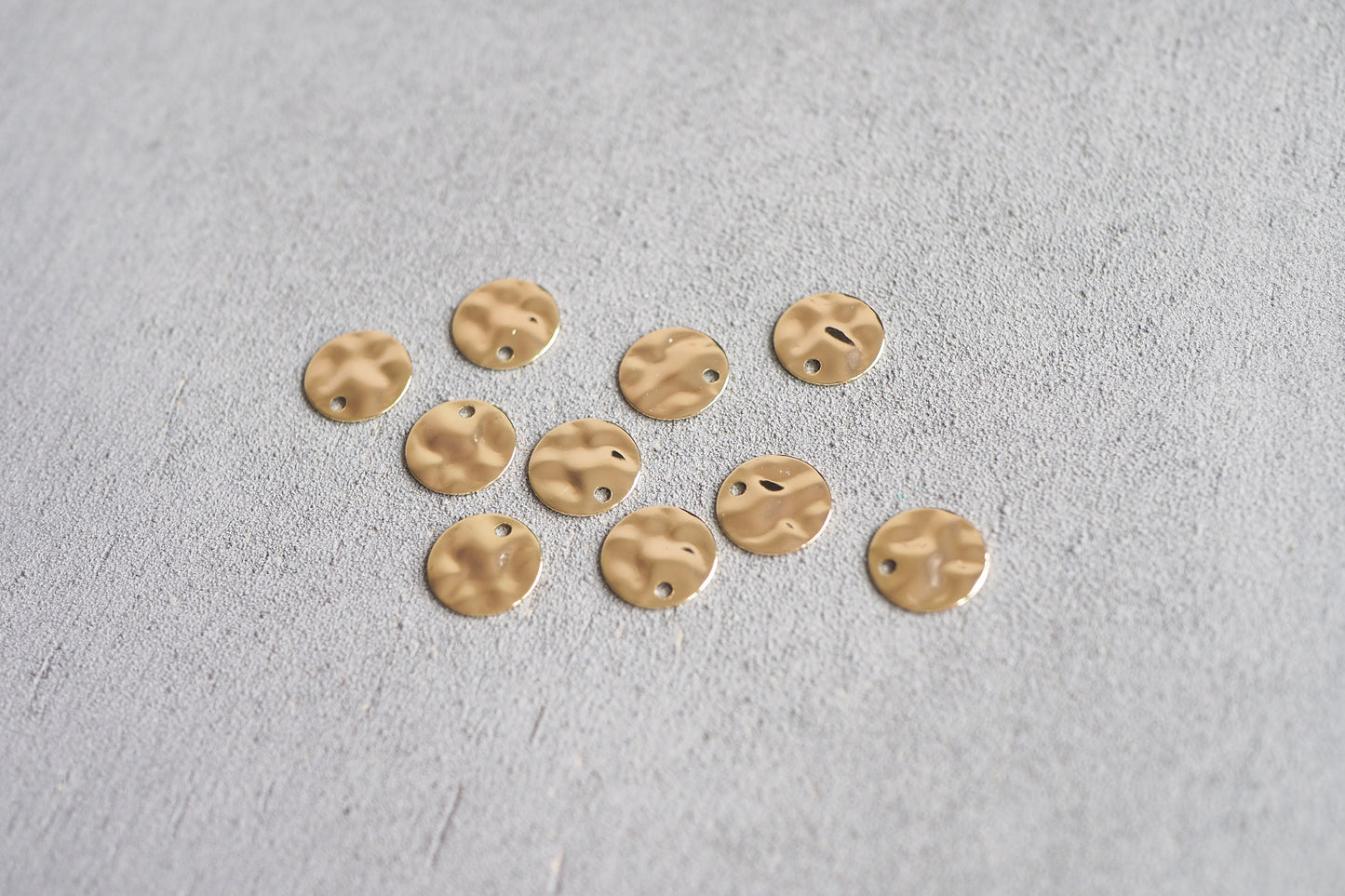 10 kleine gewellte Anhänger 10mm, echt vergoldetes Messing, Plättchen Kreis rund, Schmuckzubehör