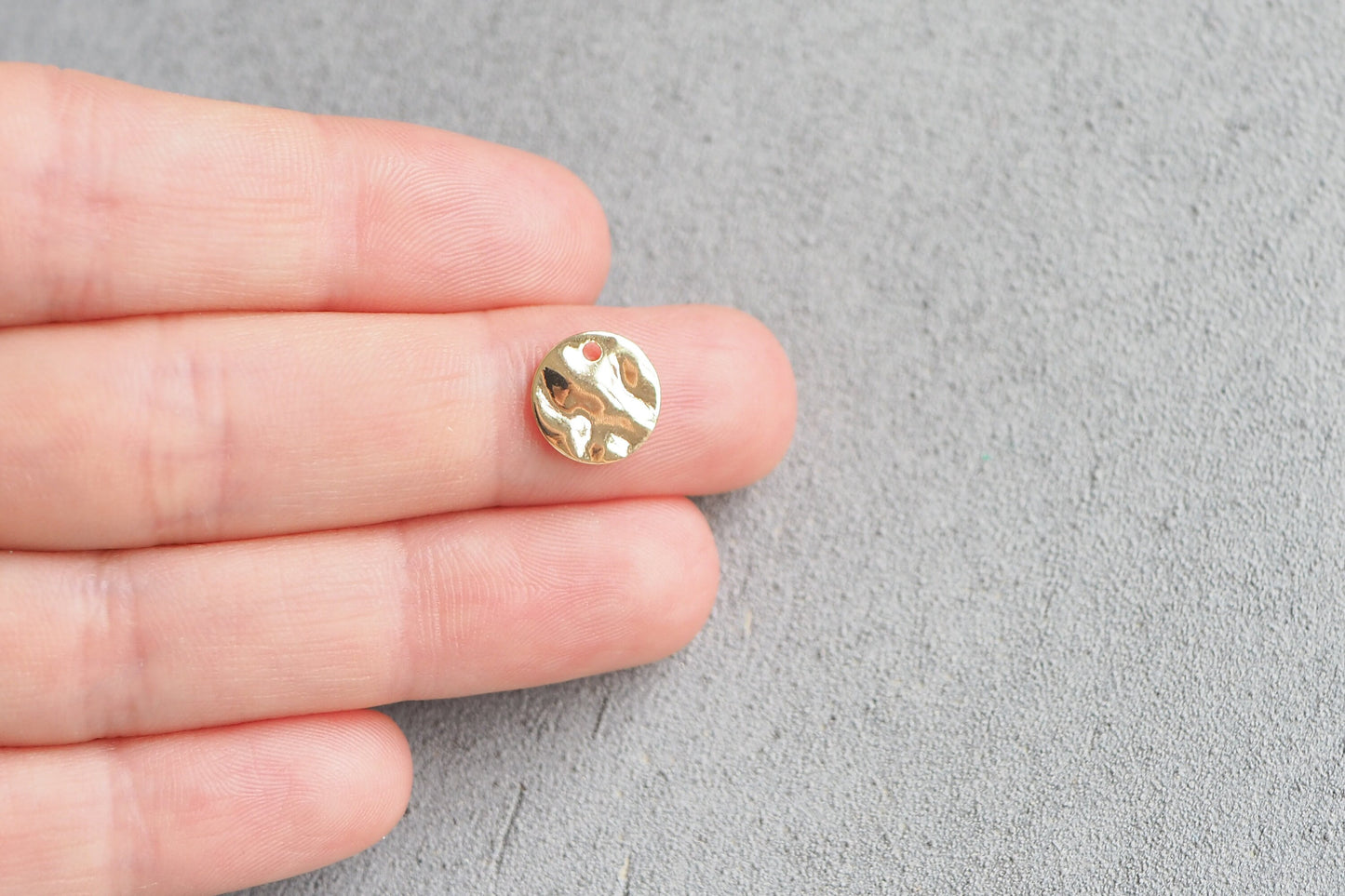 10 kleine gewellte Anhänger 10mm, echt vergoldetes Messing, Plättchen Kreis rund, Schmuckzubehör