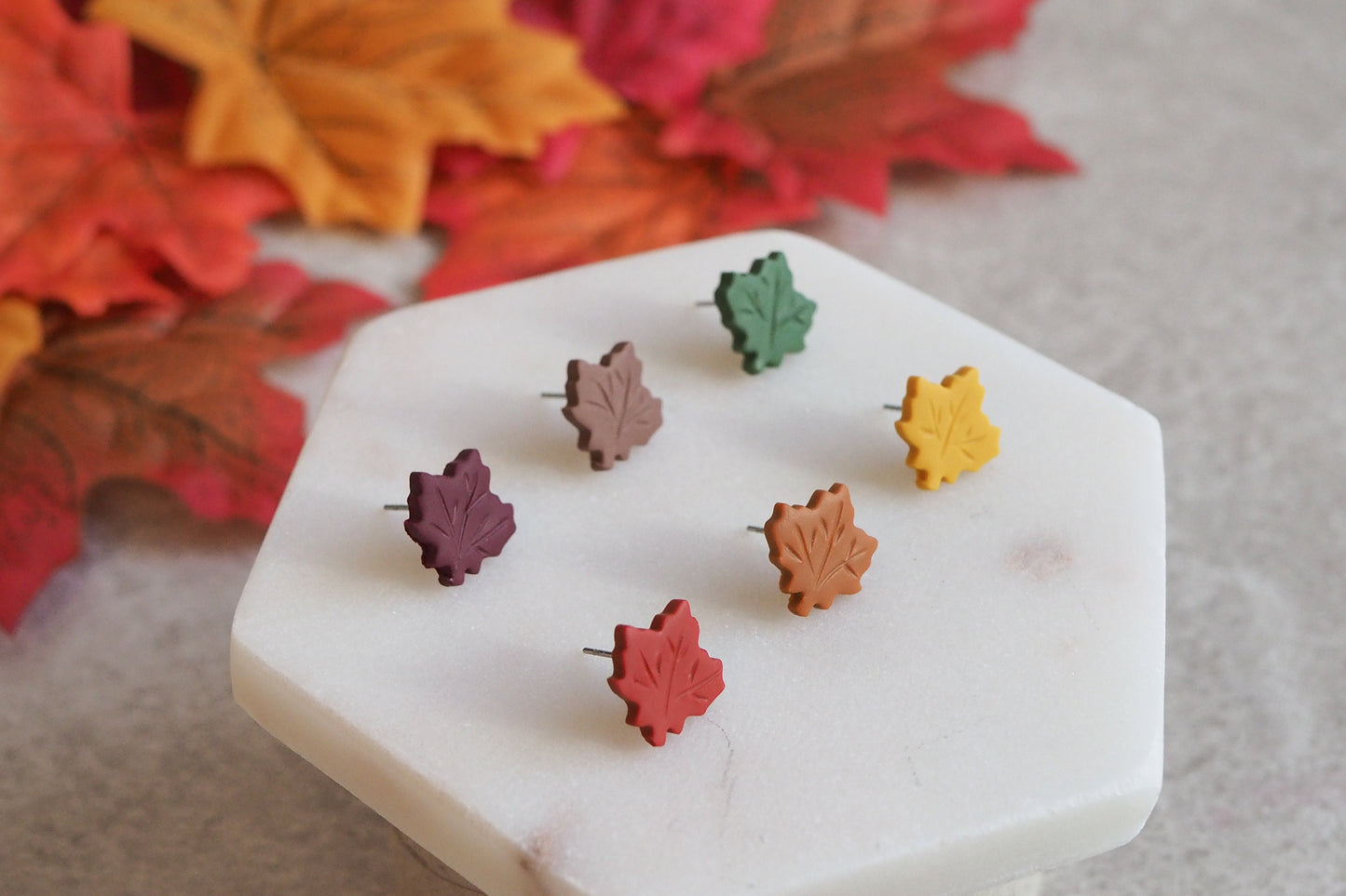 Ohrstecker Set: 2 Paar Ohrringe in Herbsfarben, Ahorn Blatt Herbst, Rot Orange Geld Grün Braun Bordeaux