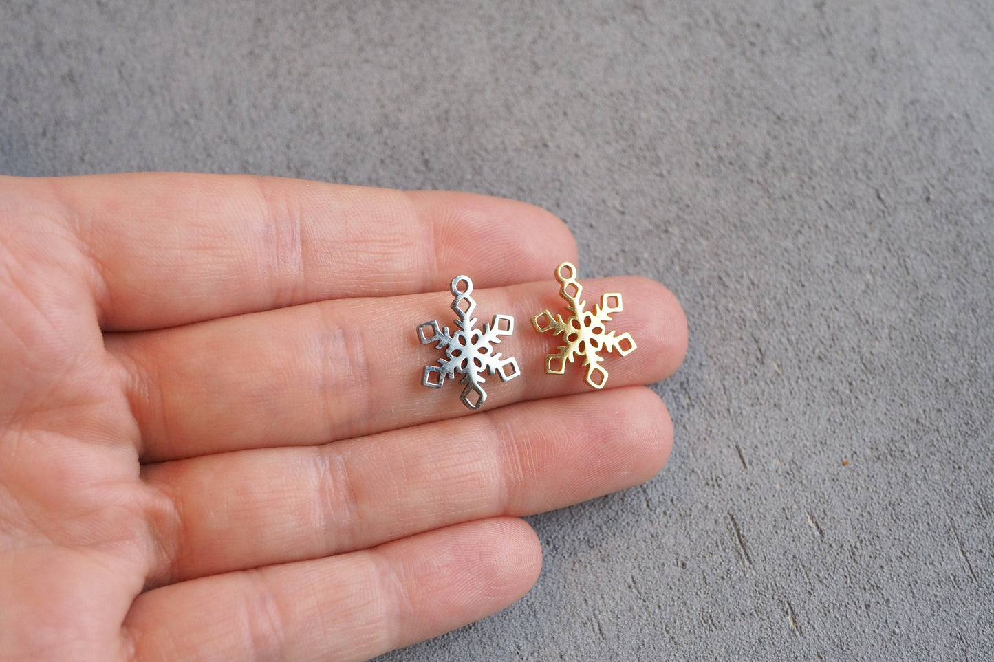 10 Schneeflocken Anhänger aus Edelstahl, 17mm x 13mm, Gold oder Silber, Schmuckzubehör, Winter Schnee winterlich Weihnachten