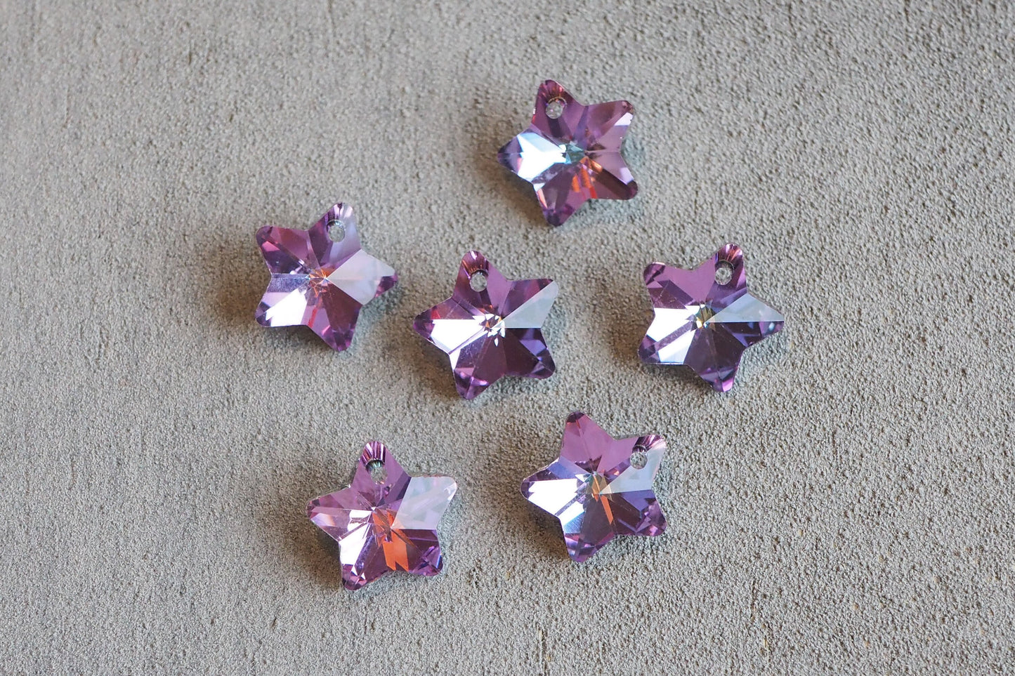 10 Stern Anhänger aus Glas, 13mm x 7mm, facettiert und irisierend, verschiedene Farben weiß gold lila pink orange blau grün, Schmuckzubehör