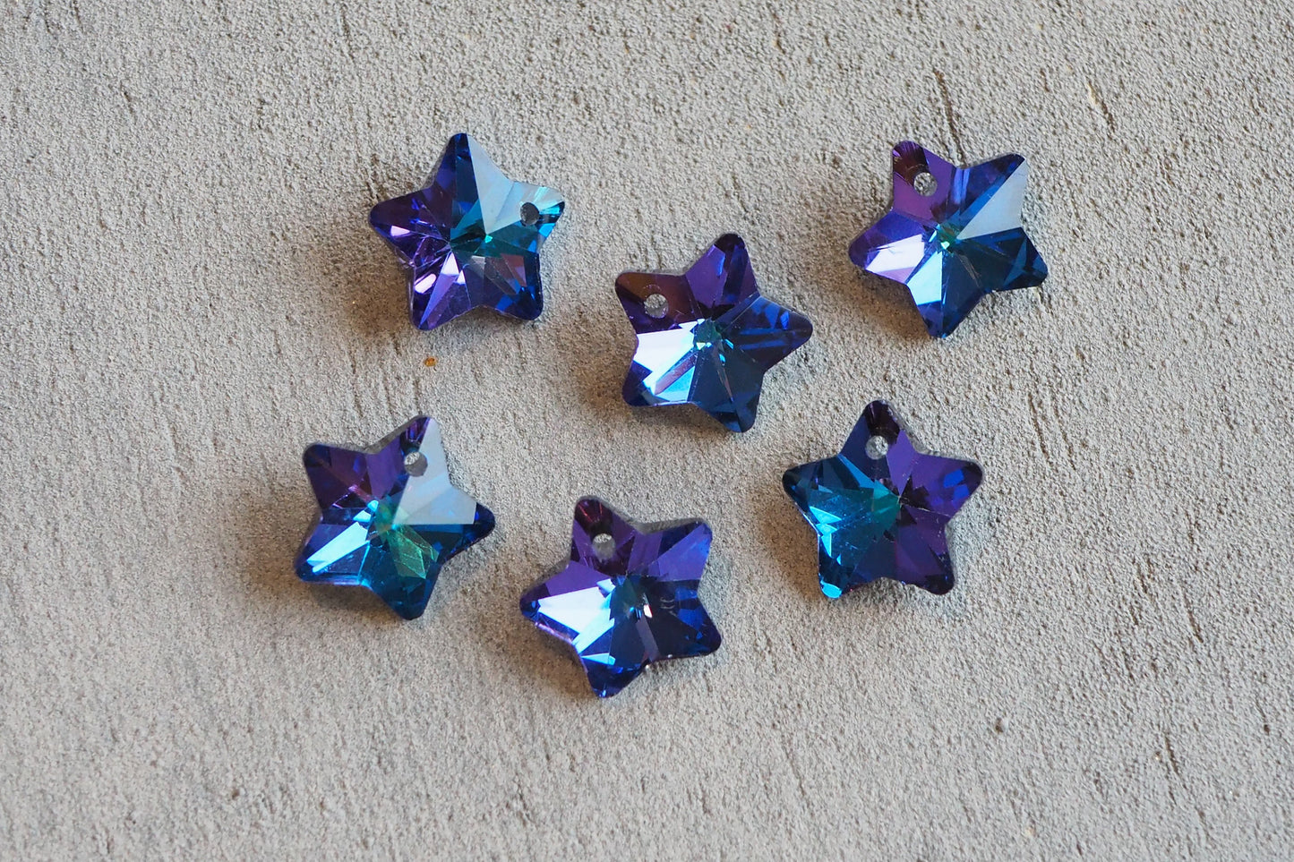 10 Stern Anhänger aus Glas, 13mm x 7mm, facettiert und irisierend, verschiedene Farben weiß gold lila pink orange blau grün, Schmuckzubehör