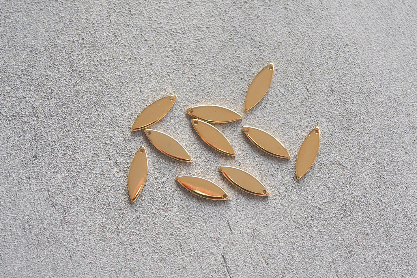 10 Anhänger, 18 Karat echt vergoldet, spitze Tropfen Horse Eye Oval, Schmuckzubehör