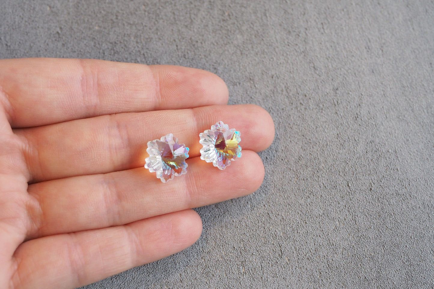 10 Schneeflocken Anhänger aus Glas, facettiert weiß gold bunt irisierend, 14mm x 12mm, Eis Stern Schnee Winter, Schmuckzubehör