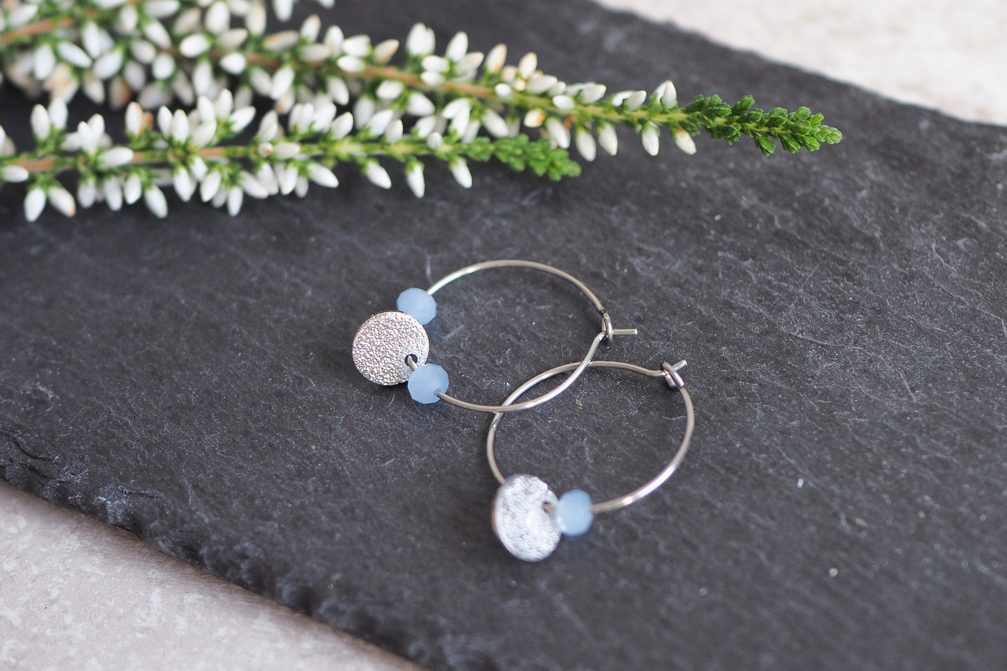 Creolen mit Plättchen Anhänger und Glasschliffperlen, silber platiniert, verschiedenen Farben, schlicht reduziert modern minimalistisch Yoga