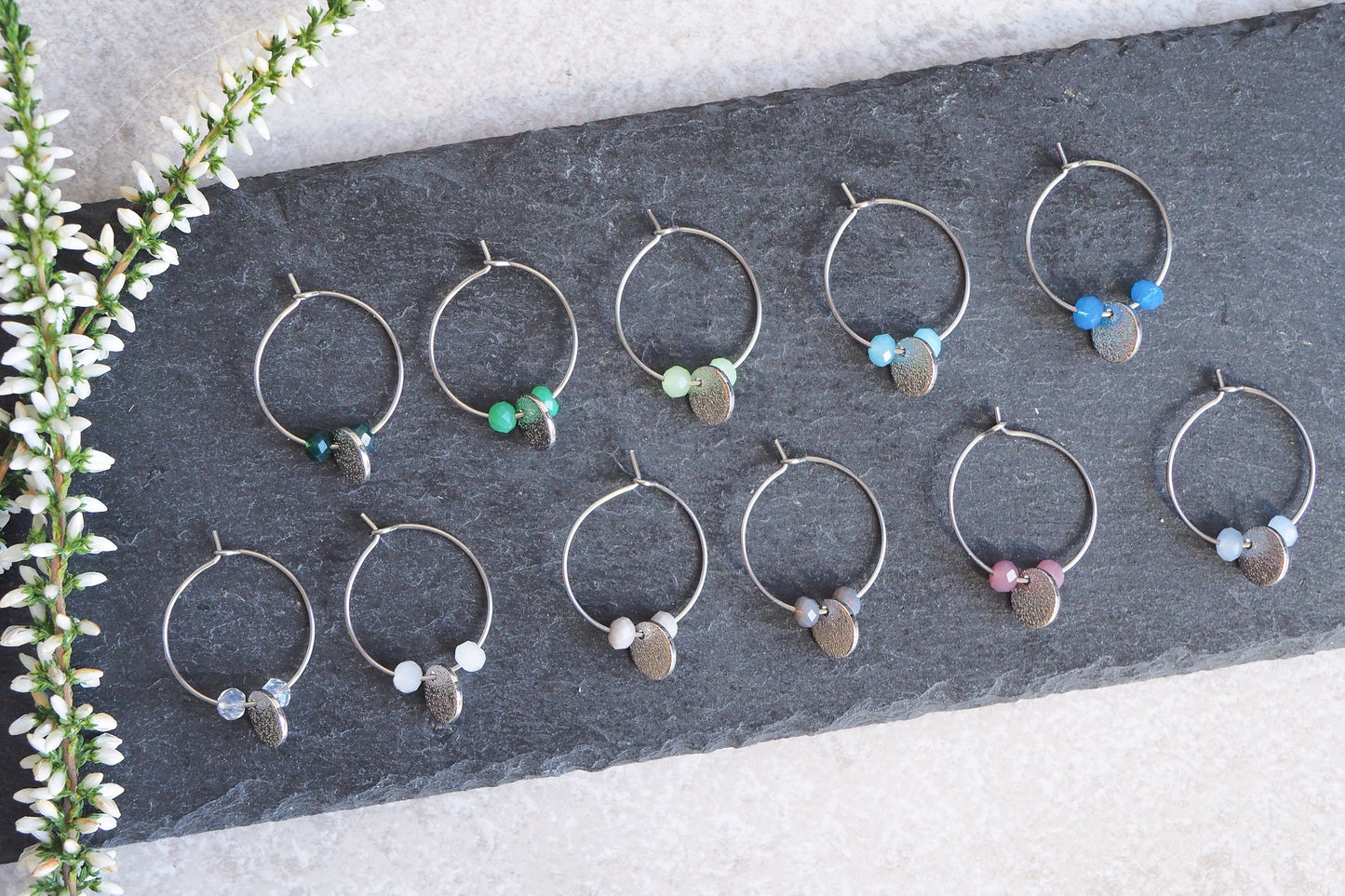 Creolen mit Plättchen Anhänger und Glasschliffperlen, silber platiniert, verschiedenen Farben, schlicht reduziert modern minimalistisch Yoga