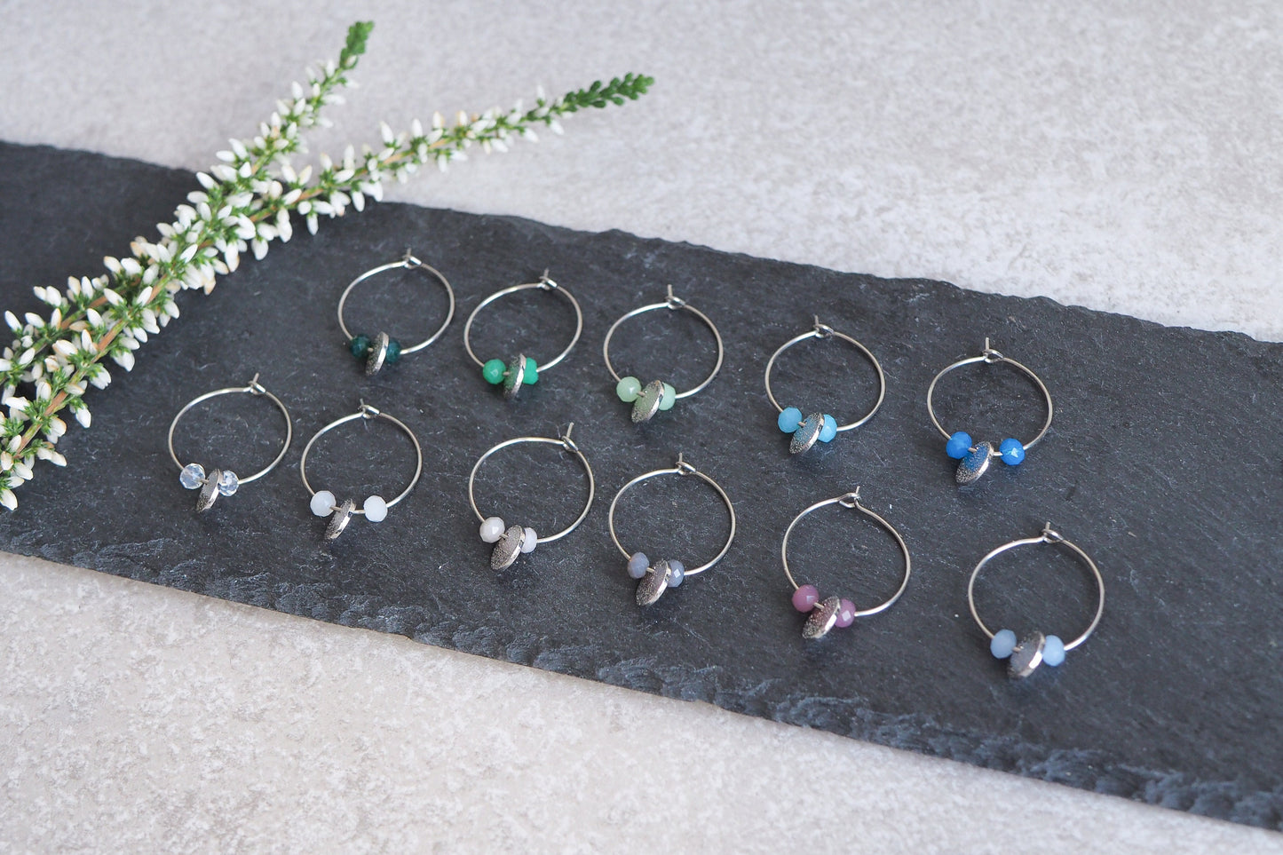 Creolen mit Plättchen Anhänger und Glasschliffperlen, silber platiniert, verschiedenen Farben, schlicht reduziert modern minimalistisch Yoga