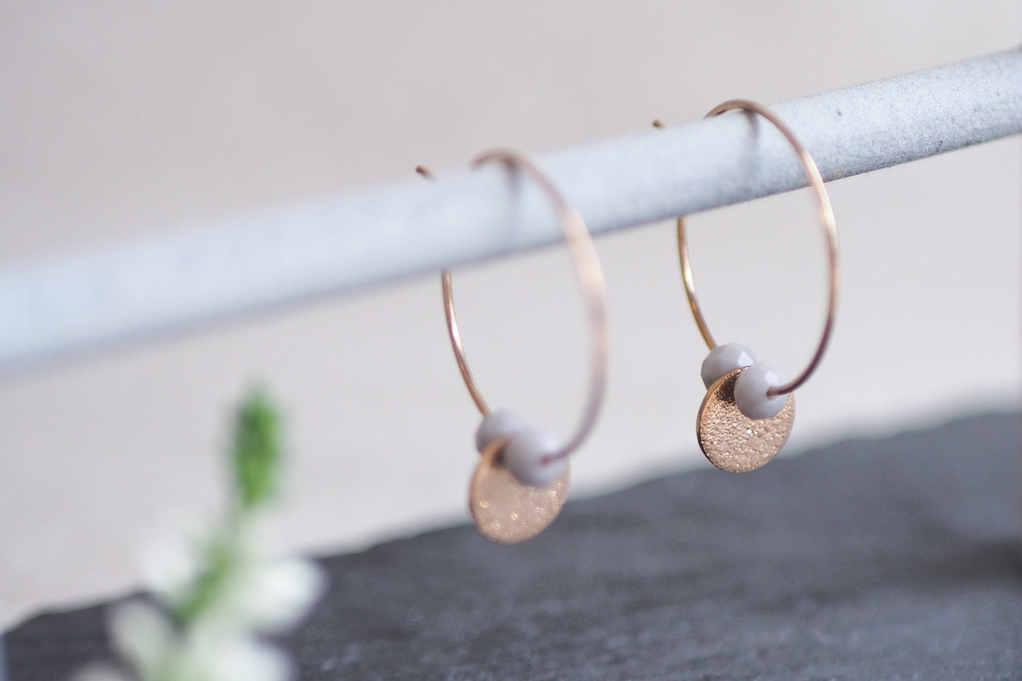 Creolen mit Plättchen Anhänger und Glasschliffperlen, Roségold, verschiedenen Farben, schlicht reduziert modern minimalistisch Yoga