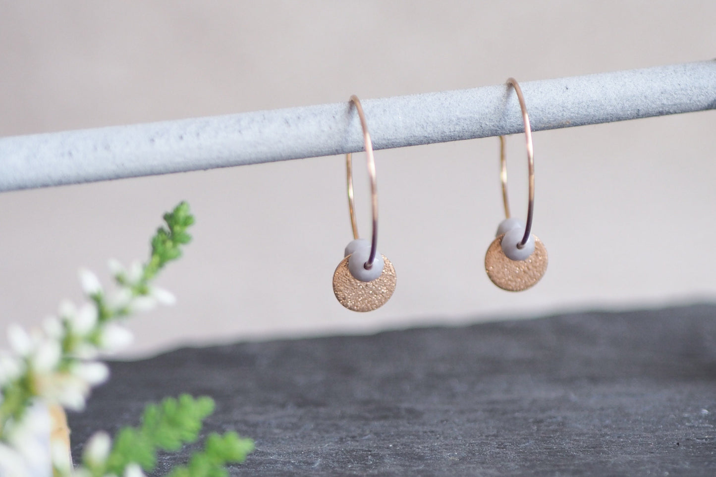 Creolen mit Plättchen Anhänger und Glasschliffperlen, Roségold, verschiedenen Farben, schlicht reduziert modern minimalistisch Yoga