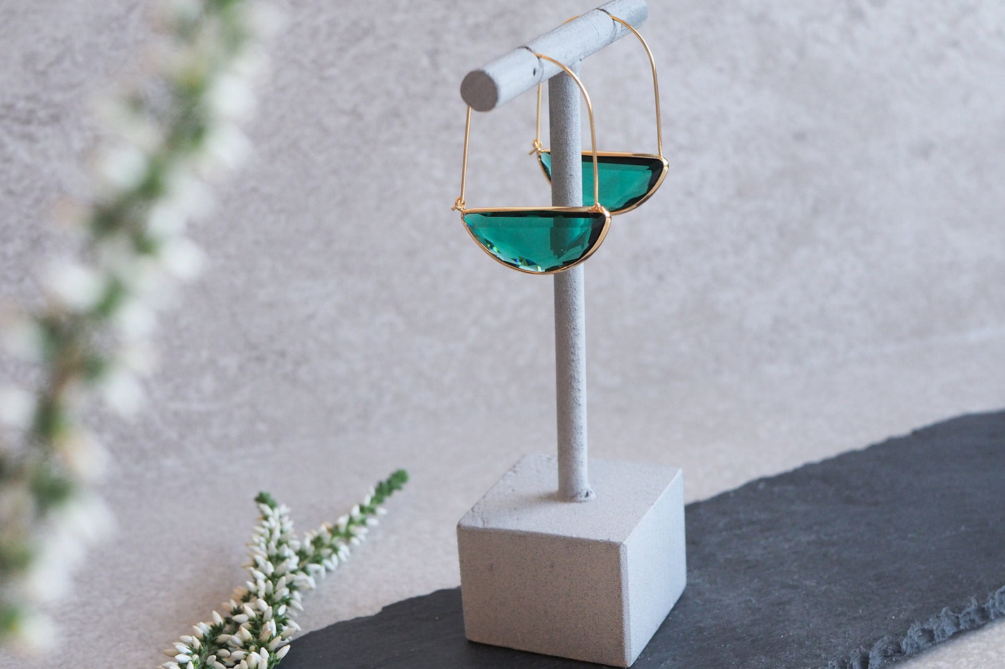 Große Ohrringe mit Glasschliff-Element, echt vergoldet, Smaragdgrün oder Transparent, schlicht reduziert modern minimalistisch