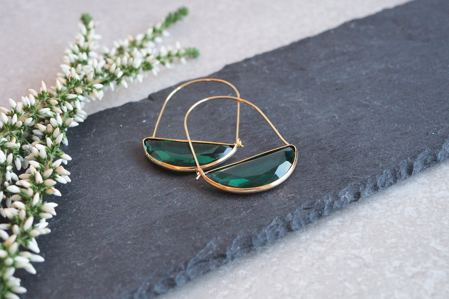 Große Ohrringe mit Glasschliff-Element, echt vergoldet, Smaragdgrün oder Transparent, schlicht reduziert modern minimalistisch