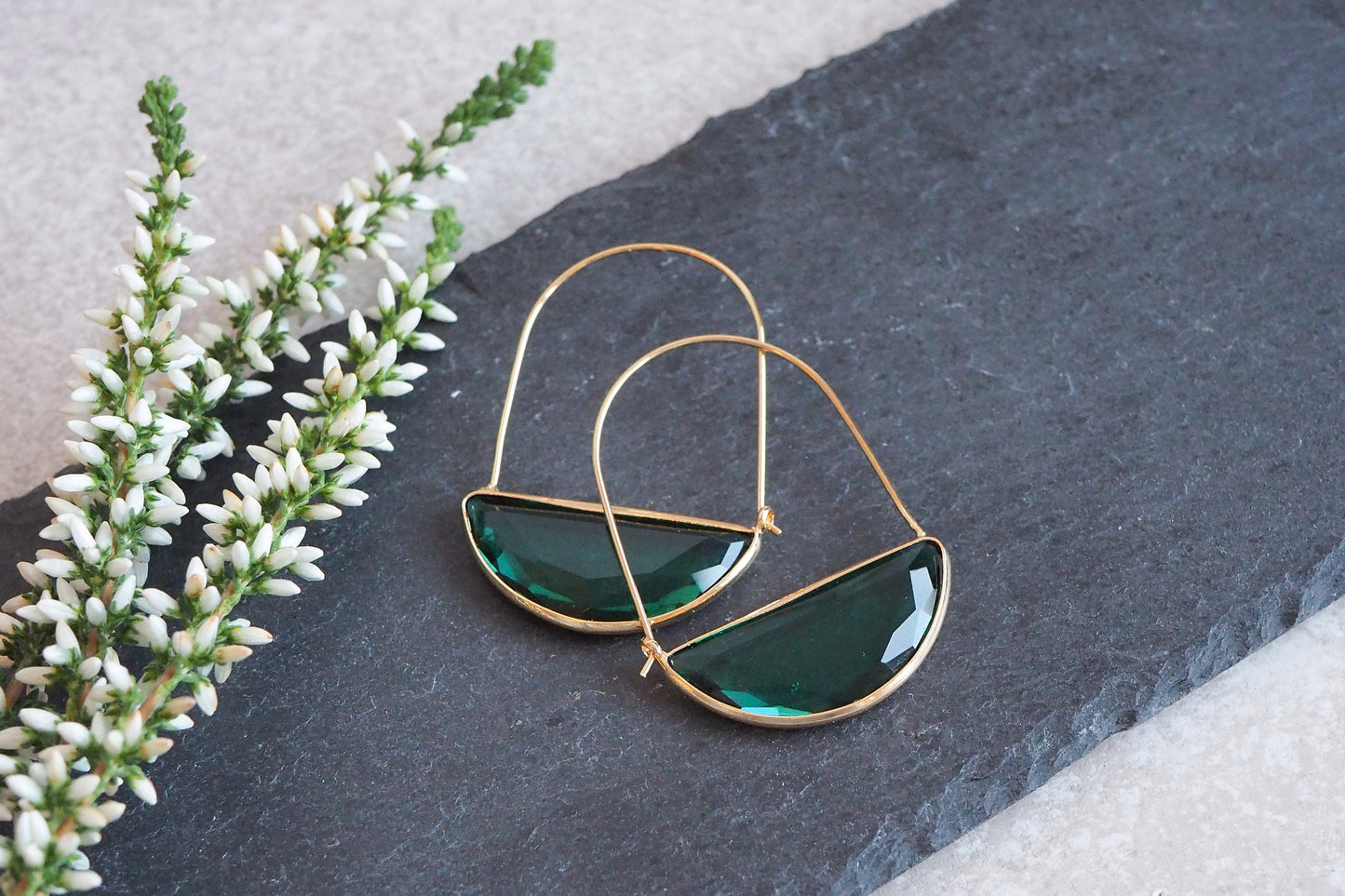 Große Ohrringe mit Glasschliff-Element, echt vergoldet, Smaragdgrün oder Transparent, schlicht reduziert modern minimalistisch