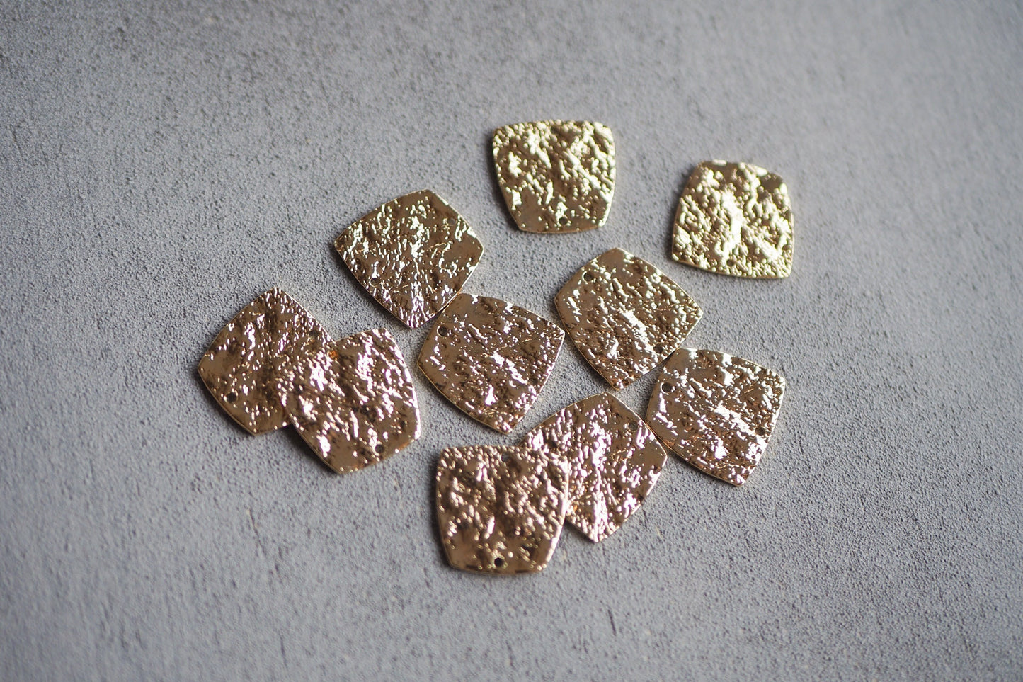 10 trapezförmige 22mm Verbinder, 18 Karat echt vergoldetes, strukturiertes Messing, Halbkreis mit zwei Löchern, Schmuckzubehör