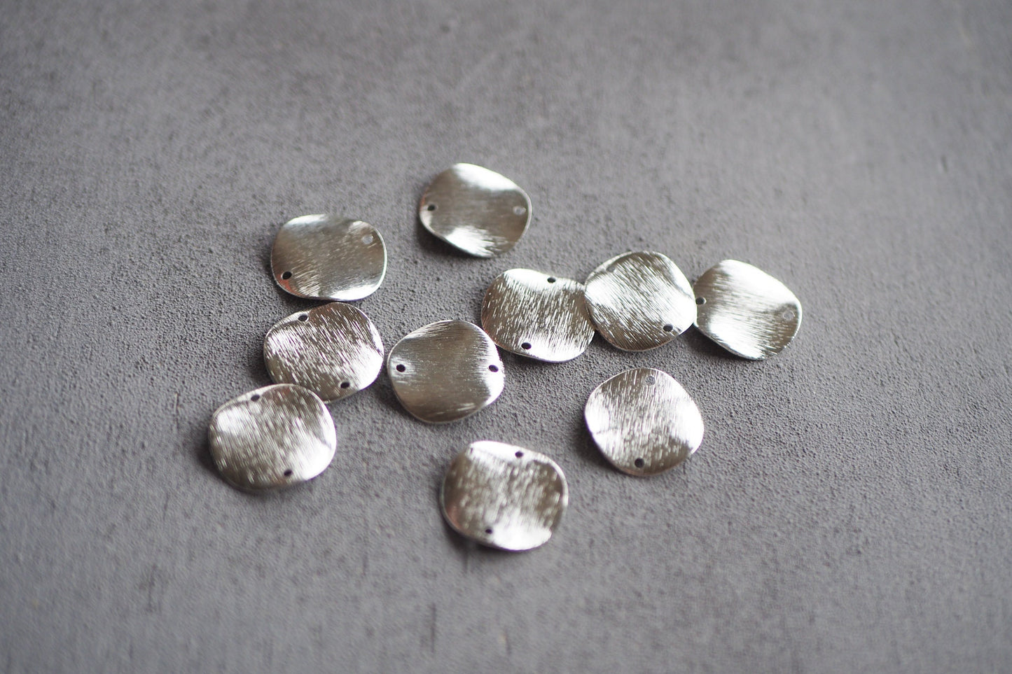 10 runde gebogene Verbinder 18mm, 18 Karat echt vergoldetes gebürstete Messing, Plättchen Kreis mit zwei Löchern, Schmuckzubehör