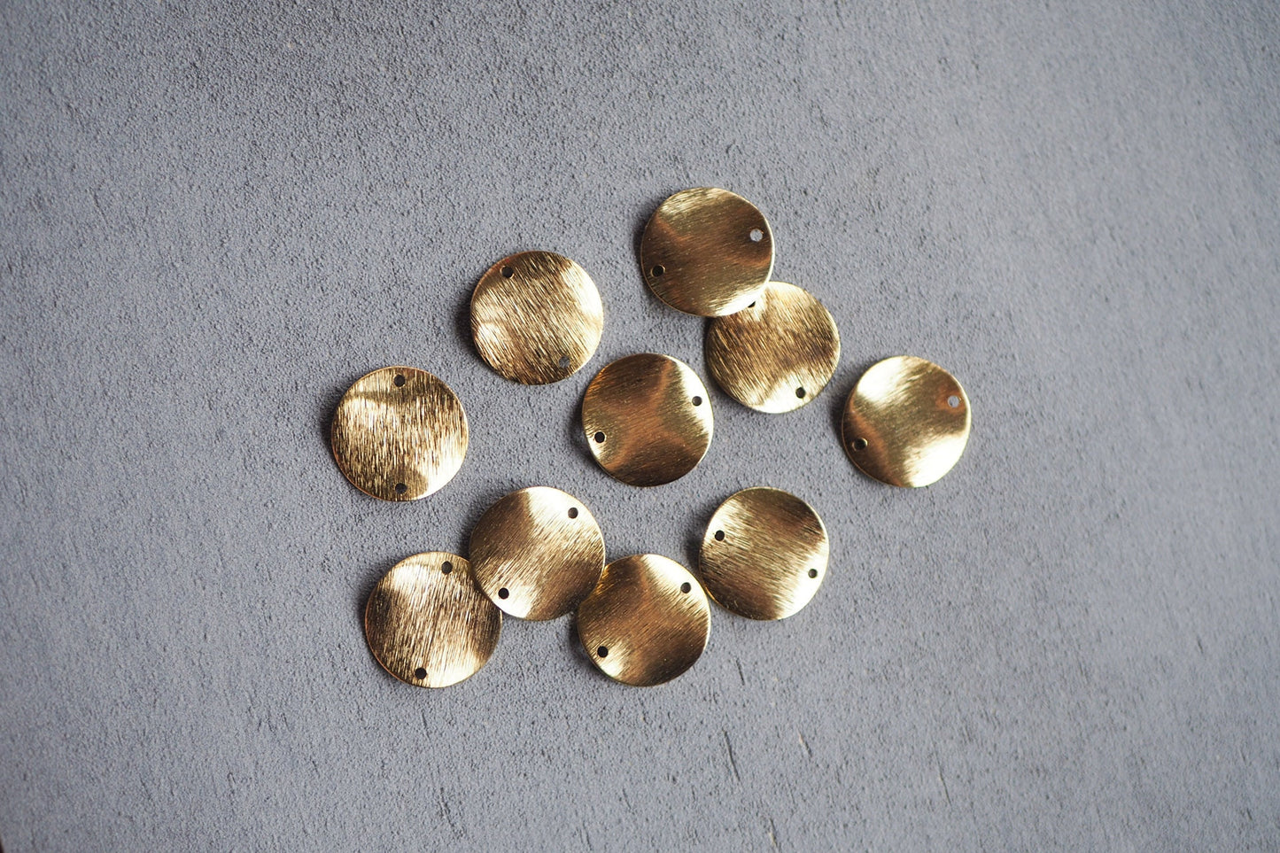 10 runde gebogene Verbinder 18mm, 18 Karat echt vergoldetes gebürstete Messing, Plättchen Kreis mit zwei Löchern, Schmuckzubehör