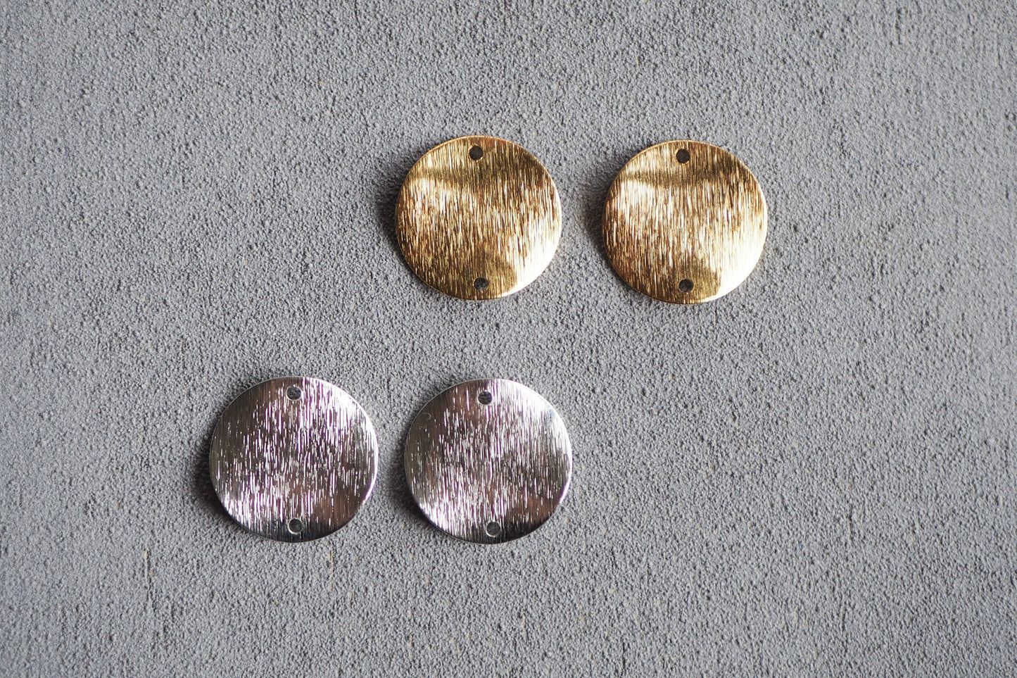 10 runde gebogene Verbinder 18mm, 18 Karat echt vergoldetes gebürstete Messing, Plättchen Kreis mit zwei Löchern, Schmuckzubehör