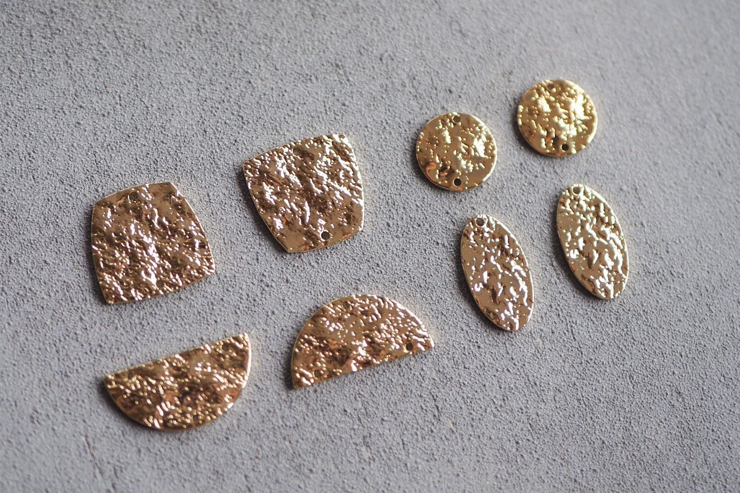 10 halbrunde 22mm Verbinder, 18 Karat echt vergoldetes, strukturiertes Messing, Halbkreis mit zwei Löchern, Schmuckzubehör