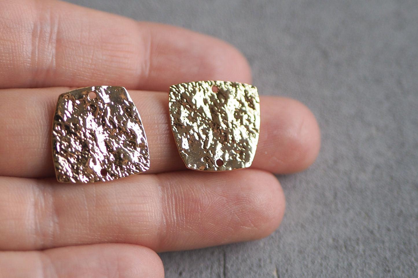 10 trapezförmige 22mm Verbinder, 18 Karat echt vergoldetes, strukturiertes Messing, Halbkreis mit zwei Löchern, Schmuckzubehör