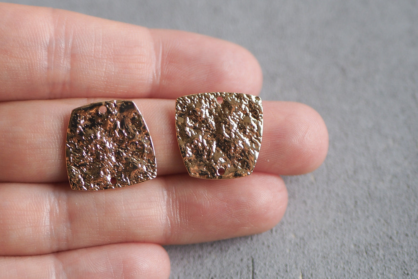 10 trapezförmige 22mm Verbinder, 18 Karat echt vergoldetes, strukturiertes Messing, Halbkreis mit zwei Löchern, Schmuckzubehör