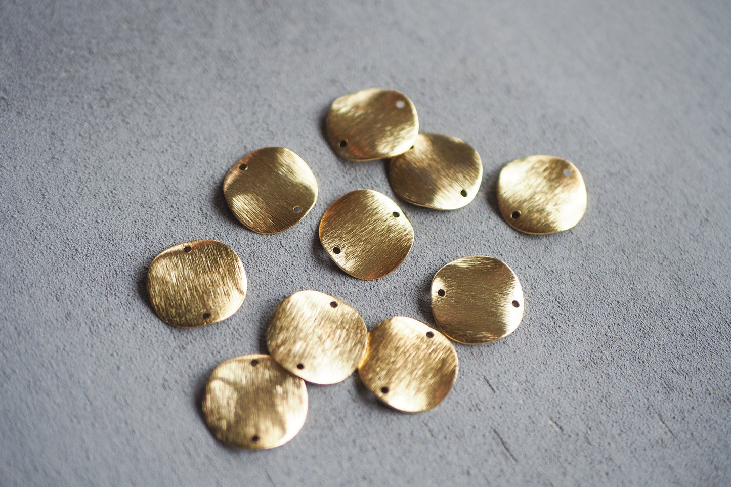 10 runde gebogene Verbinder 18mm, 18 Karat echt vergoldetes gebürstete Messing, Plättchen Kreis mit zwei Löchern, Schmuckzubehör