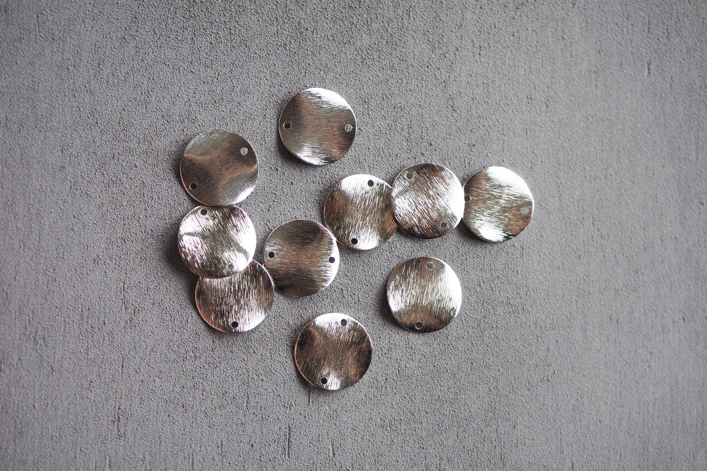 10 runde gebogene Verbinder 18mm, 18 Karat echt vergoldetes gebürstete Messing, Plättchen Kreis mit zwei Löchern, Schmuckzubehör