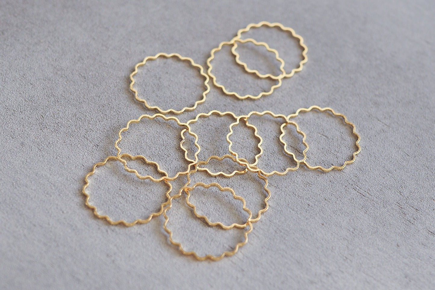 10 gewellte Ringe Blumen, 18 Karat echt vergoldet, 25mm, kreisförmige Verbinder Anhänger, Ring Kreis aus Messing, Schmuckzubehör