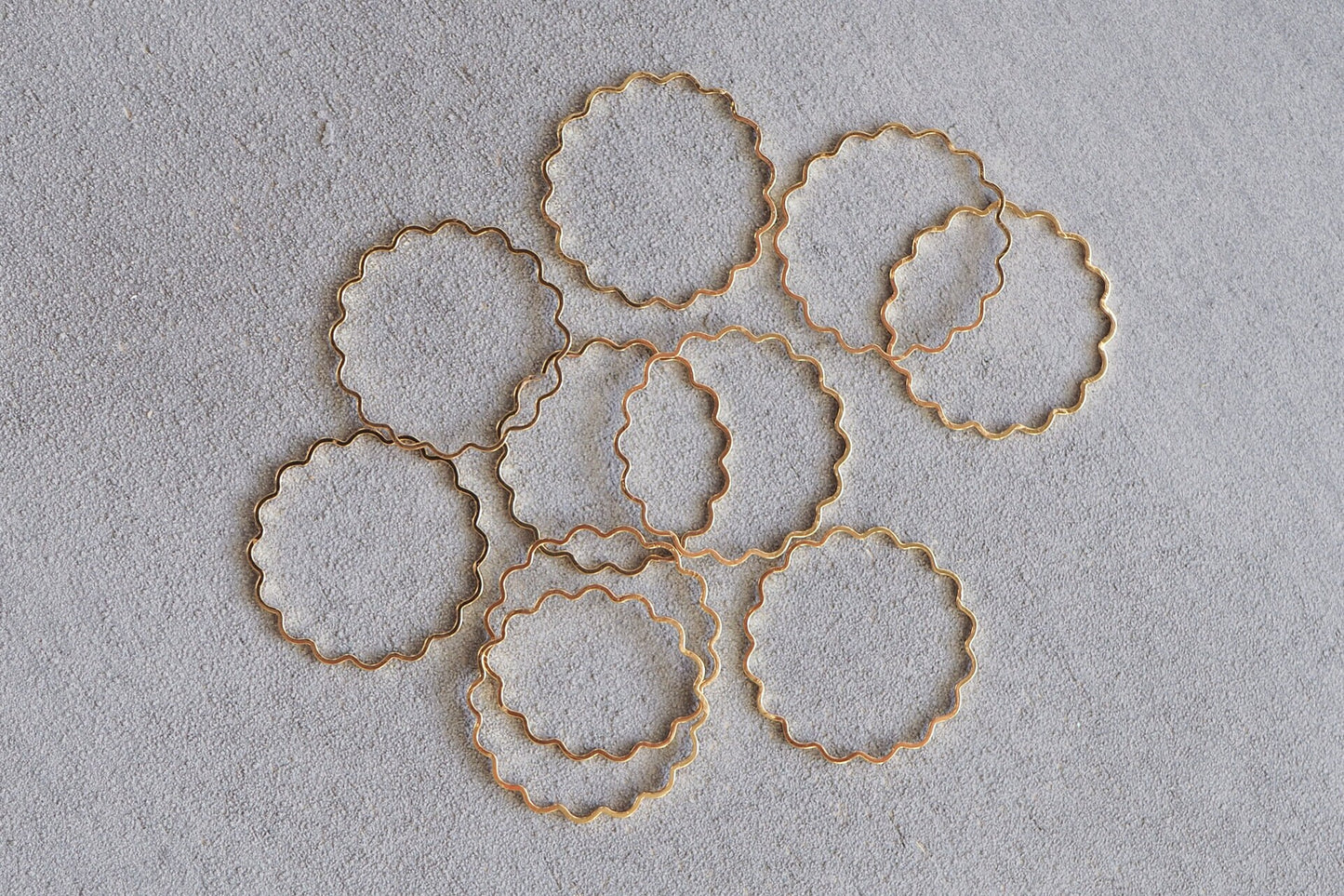 10 gewellte Ringe Blumen, 18 Karat echt vergoldet, 25mm, kreisförmige Verbinder Anhänger, Ring Kreis aus Messing, Schmuckzubehör