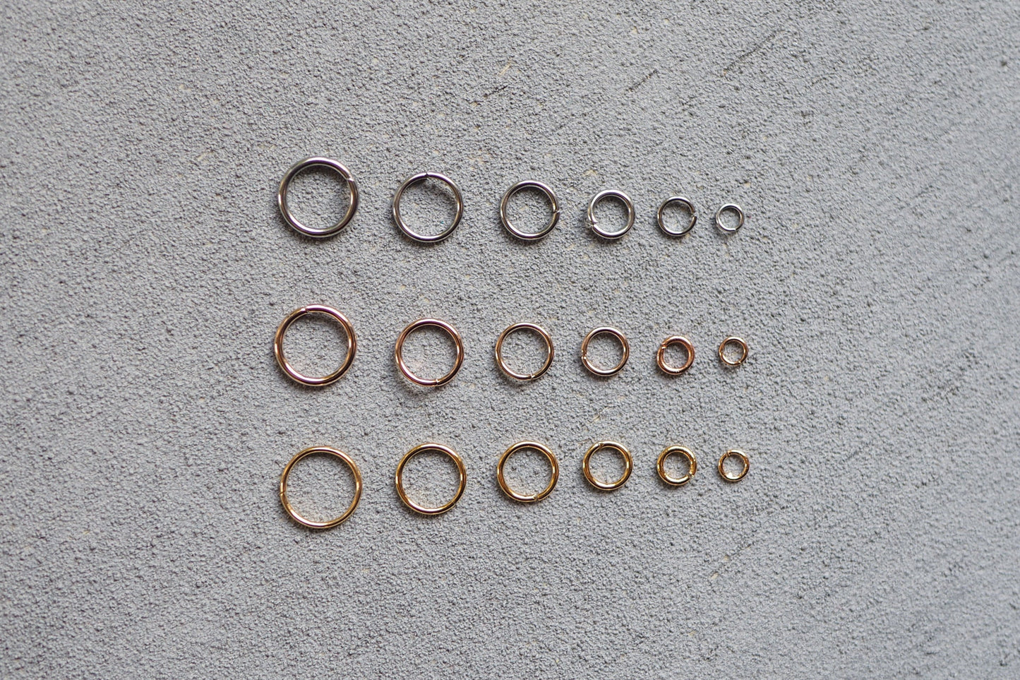 50 Stk. Biegeringe in verschiedenen Größen und Farben, Gold, Silbe, Roségold, Schwarz, Schmuckzubehör Verbindungsringe Jump Rings
