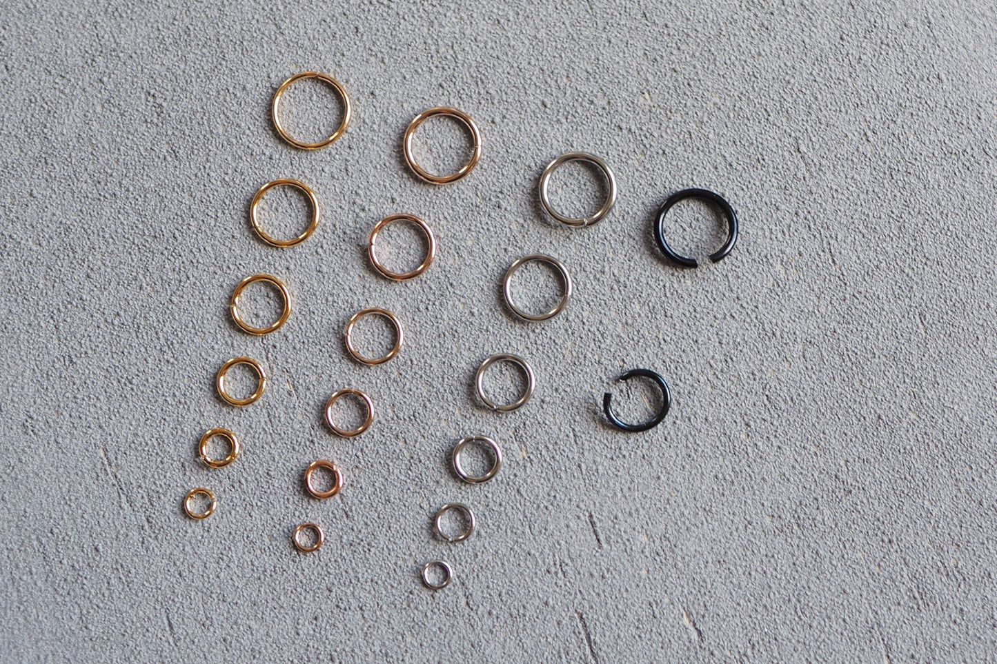 50 Stk. Biegeringe in verschiedenen Größen und Farben, Gold, Silbe, Roségold, Schwarz, Schmuckzubehör Verbindungsringe Jump Rings