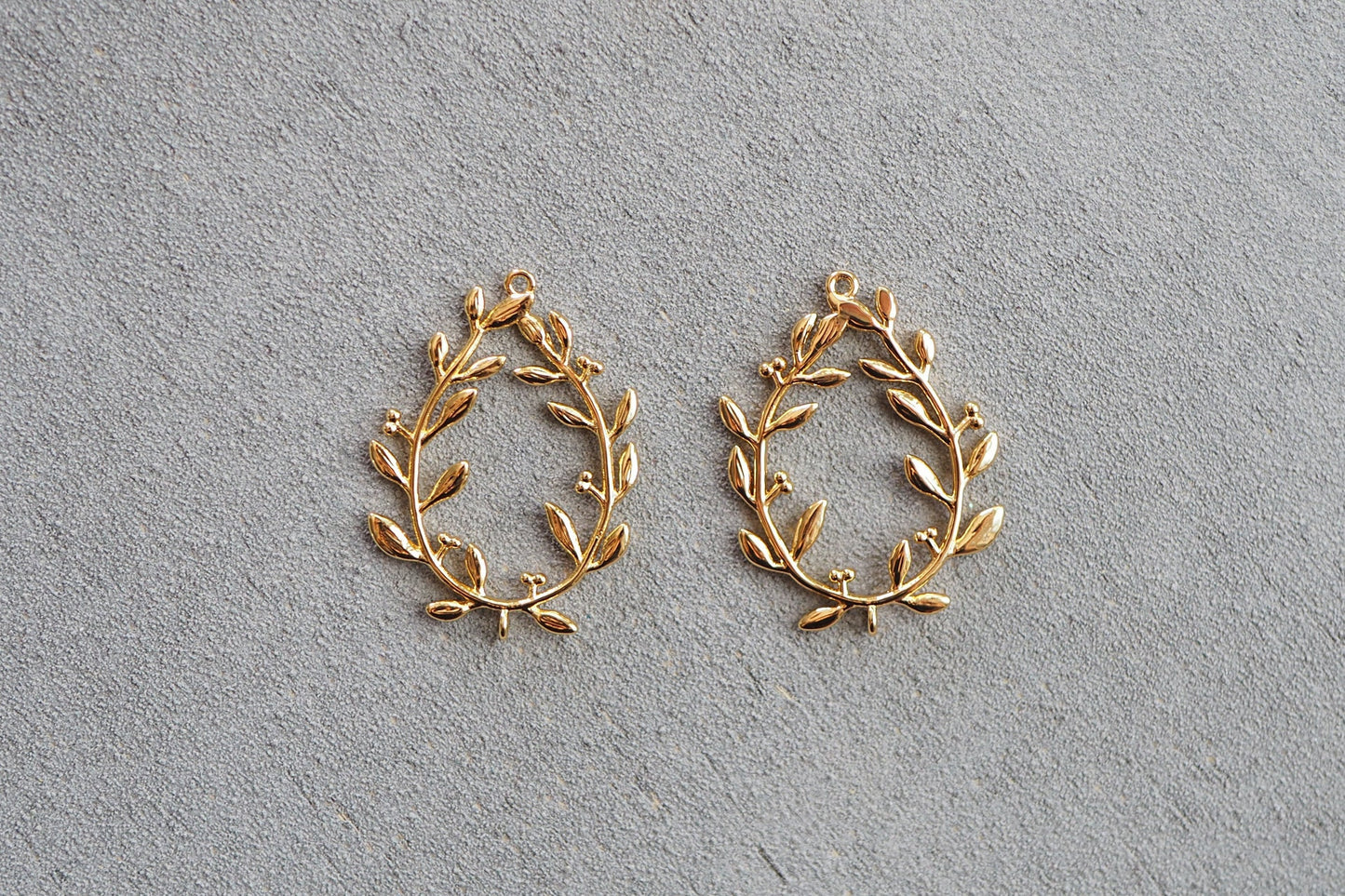6 Blätterkranz Anhänger mit extra Öse, 28mm x 22mm, 18 Karat echt vergoldet, Zweige Blätter Beeren Ring Verbinder Schmuckzubehör