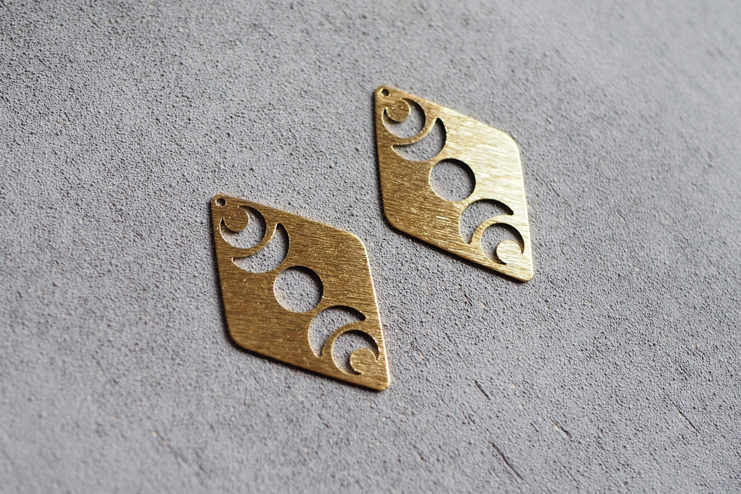 6 rautenförmige Mondphasen Anhänger, Messing gebürstetes Rohmessing, Raute Gold Mond Phasen Schmuckzubehör