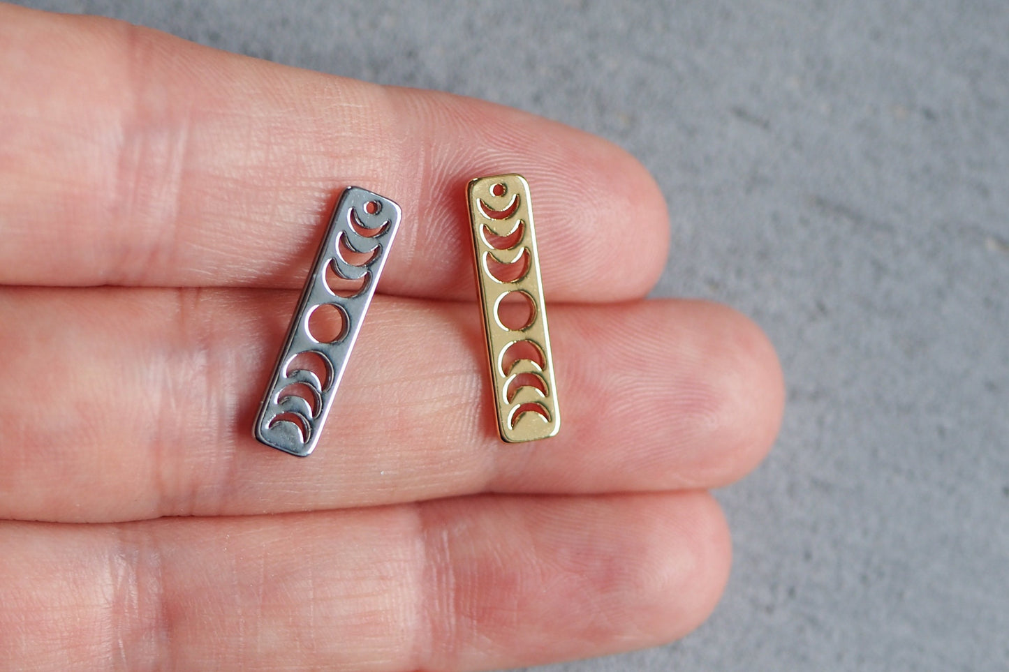 10 Mondphasen Anhänger, 20mm x 5mm, Messing 18 Karat echt vergoldet o. platiniert, Silber Gold Mond Phasen Schmuckzubehör