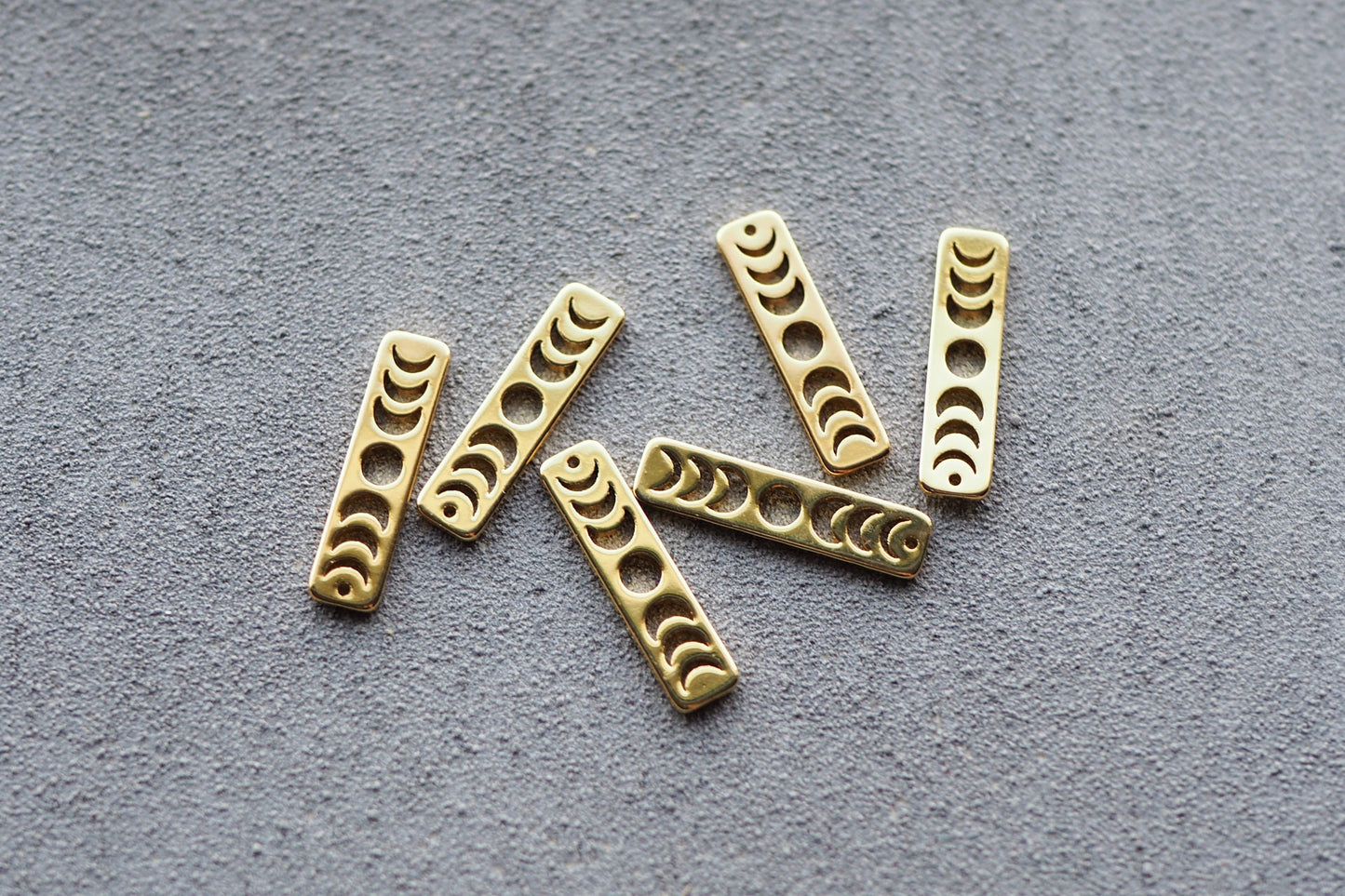 10 Mondphasen Anhänger, 20mm x 5mm, Messing 18 Karat echt vergoldet o. platiniert, Silber Gold Mond Phasen Schmuckzubehör