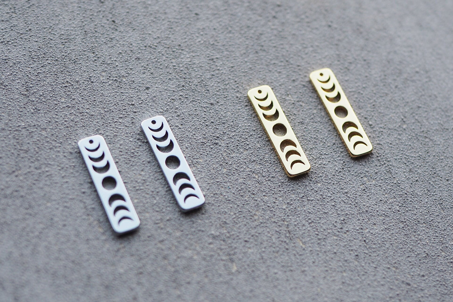 10 Mondphasen Anhänger, 20mm x 5mm, Messing 18 Karat echt vergoldet o. platiniert, Silber Gold Mond Phasen Schmuckzubehör