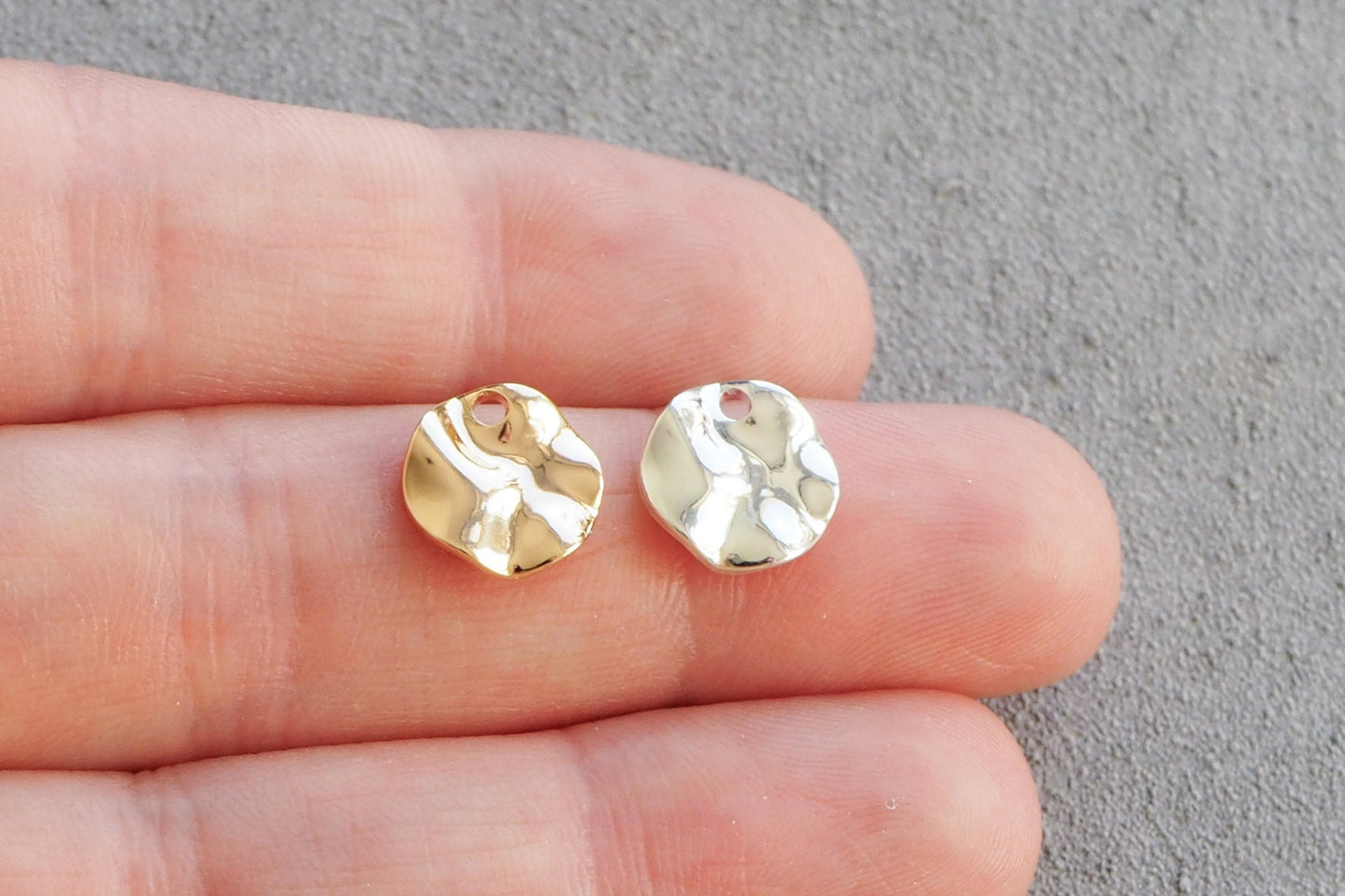 20 gewellte Anhänger 10mm aus Messing, 18 Karat vergoldet 925er Sterling versilbert, Plättchen Kreis rund, Schmuckzubehör