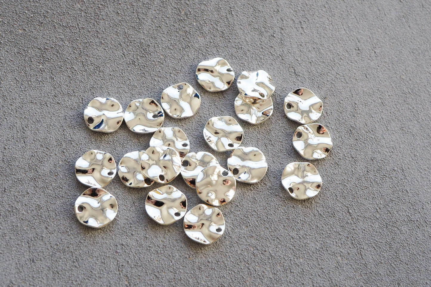 20 gewellte Anhänger 10mm aus Messing, 18 Karat vergoldet 925er Sterling versilbert, Plättchen Kreis rund, Schmuckzubehör