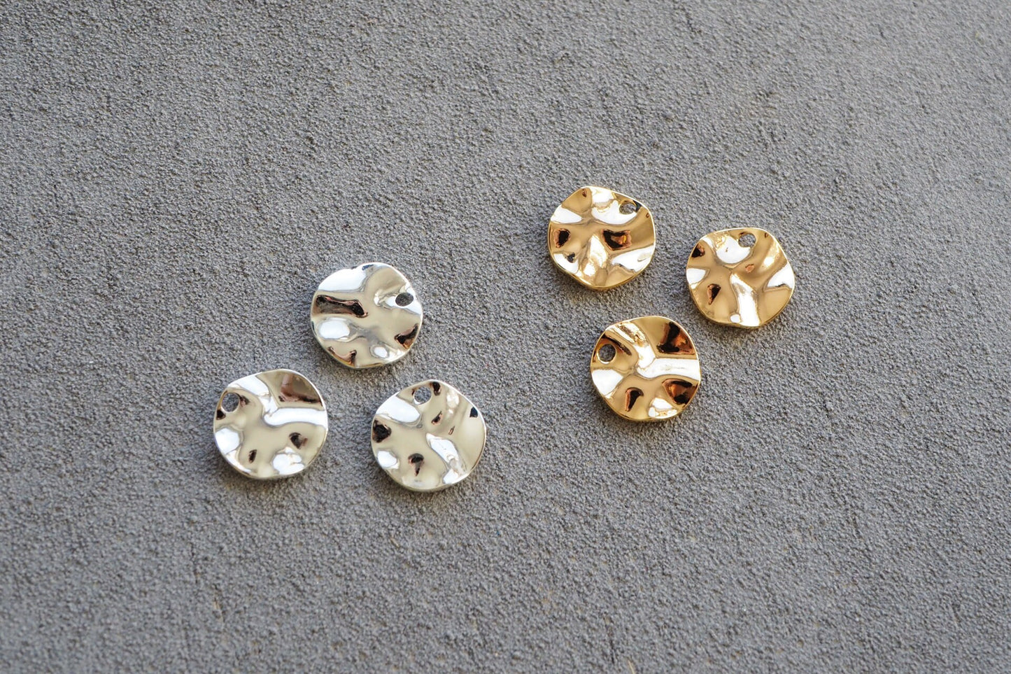 20 gewellte Anhänger 10mm aus Messing, 18 Karat vergoldet 925er Sterling versilbert, Plättchen Kreis rund, Schmuckzubehör