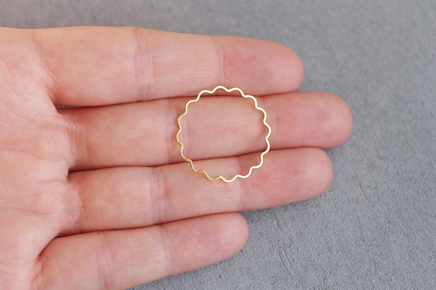 10 gewellte Ringe Blumen, 18 Karat echt vergoldet, 25mm, kreisförmige Verbinder Anhänger, Ring Kreis aus Messing, Schmuckzubehör