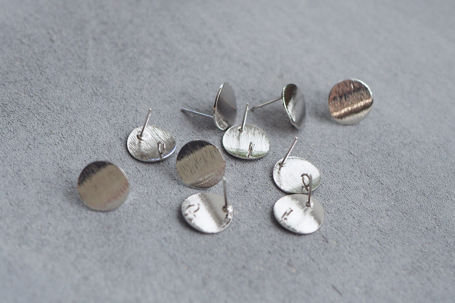 5 Paar 10mm gebogene Ohrstecker aus Messing, 18 Karat echt vergoldet o. platiniert Gold oder Silber, Schmuckzubehör