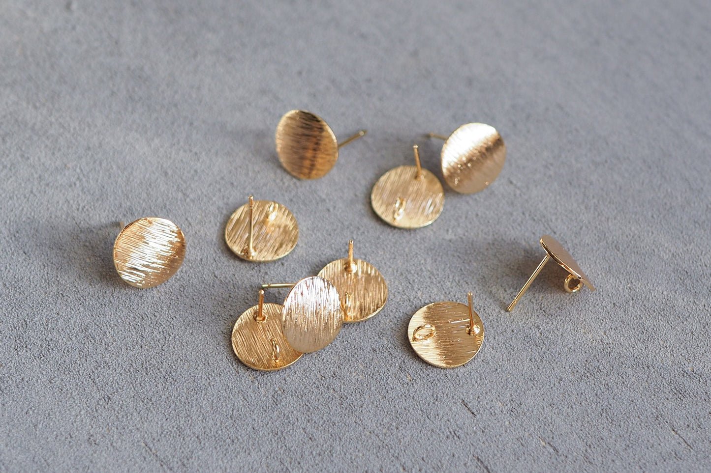 5 Paar 10mm gebogene Ohrstecker aus Messing, 18 Karat echt vergoldet o. platiniert Gold oder Silber, Schmuckzubehör