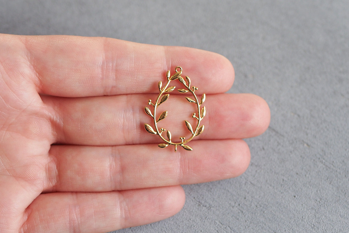 6 Blätterkranz Anhänger mit extra Öse, 28mm x 22mm, 18 Karat echt vergoldet, Zweige Blätter Beeren Ring Verbinder Schmuckzubehör