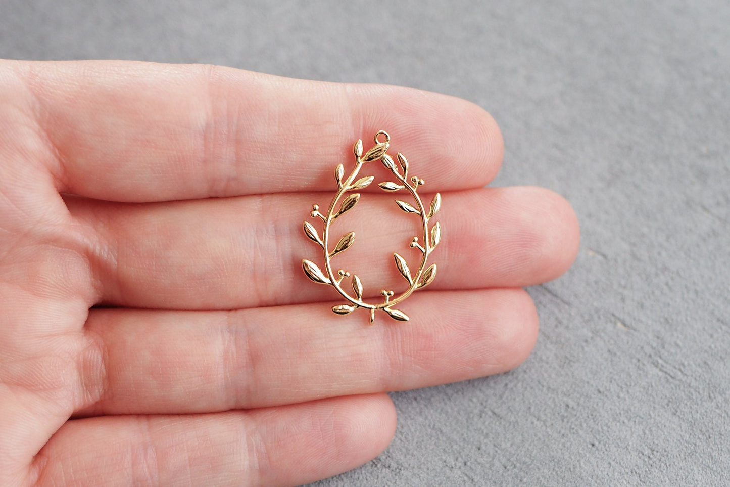 6 Blätterkranz Anhänger mit extra Öse, 28mm x 22mm, 18 Karat echt vergoldet, Zweige Blätter Beeren Ring Verbinder Schmuckzubehör